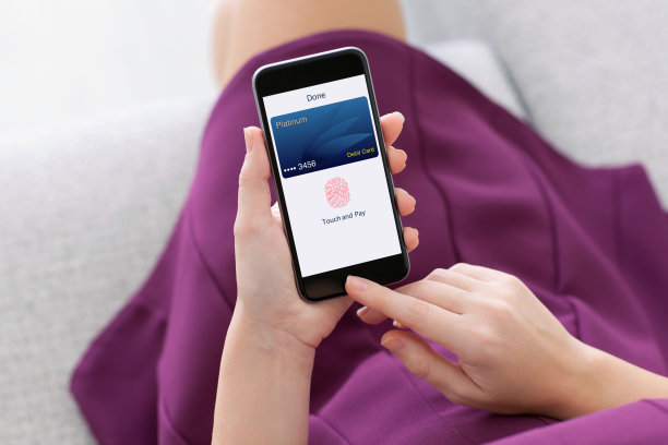 女人拿着手机用借记卡应用触摸支付图片下载