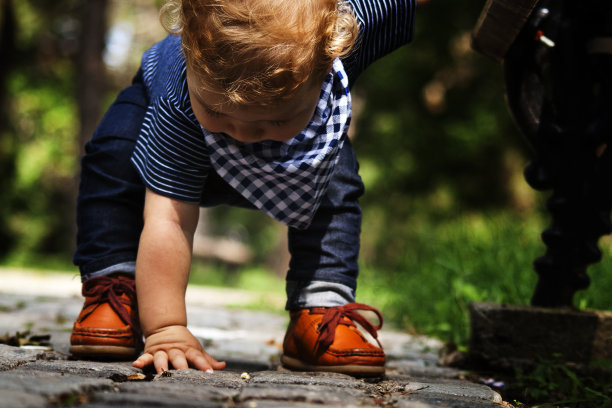 小男孩在户外玩耍图片下载