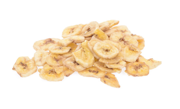 干燥的香蕉片孤立在白色背景。图片下载