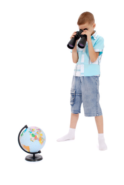 那男孩透过望远镜看地球图片下载