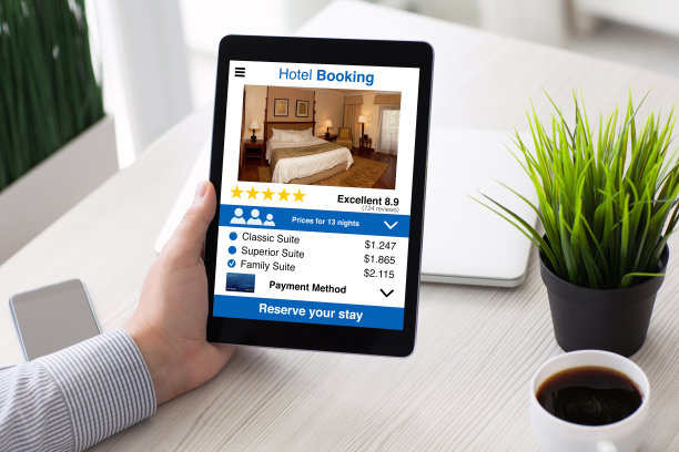 男人手持电脑平板与应用程序酒店预订屏幕图片下载
