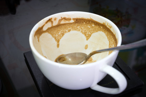 空而脏的咖啡杯图片下载