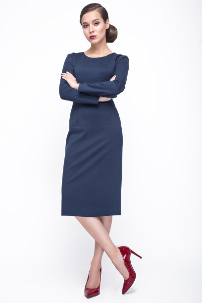 漂亮的女孩穿着时尚的衣服，在白色的背景图片下载