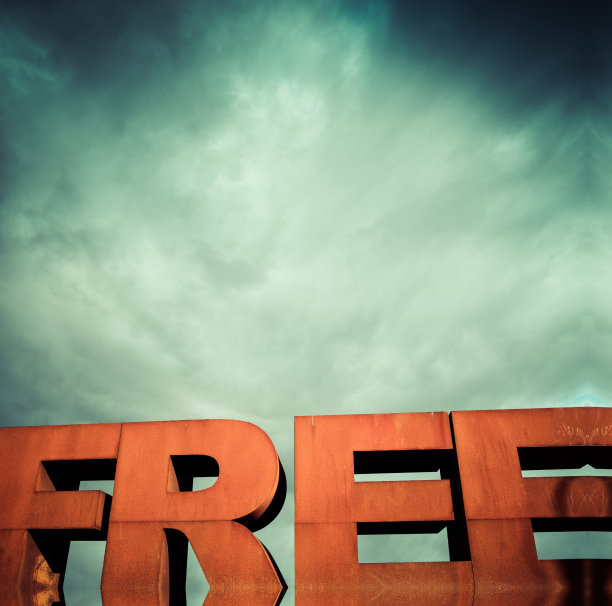 大写字母自由与多云的天空图片下载