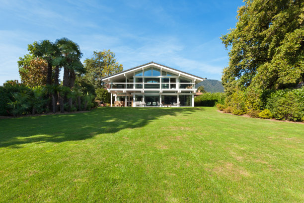 带花园的漂亮房子图片下载