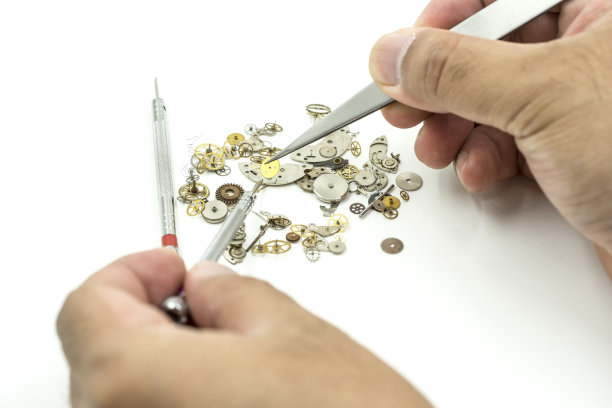 摘选齿轮由右手为钟表匠隔离图片下载