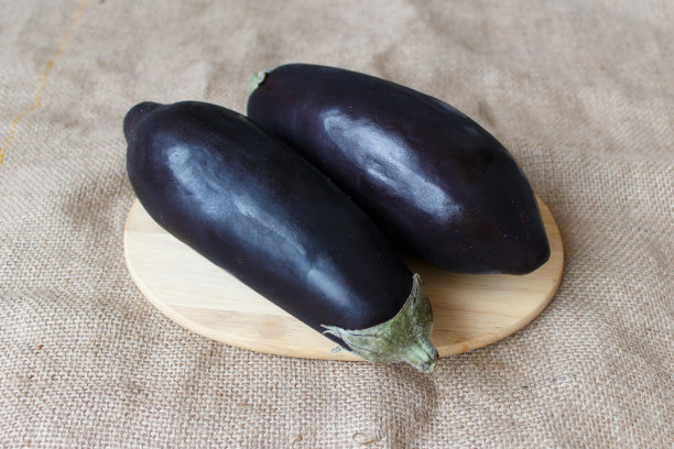 切菜板上的新鲜茄子图片下载