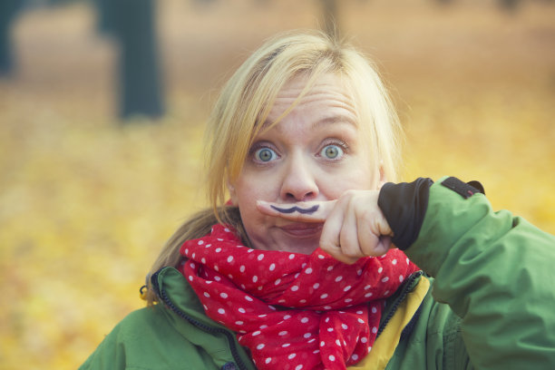 公园里手指上画着胡子的女人图片下载