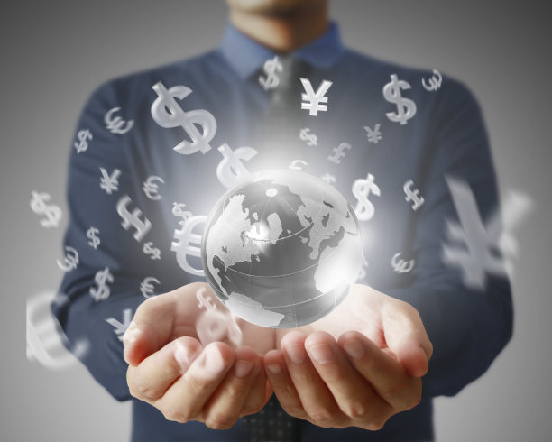 地球仪在他的手中图片下载