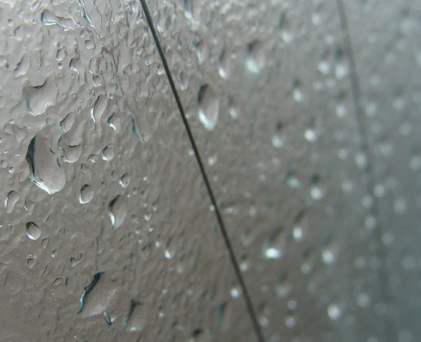 从室内窗户后看到雨天图片下载