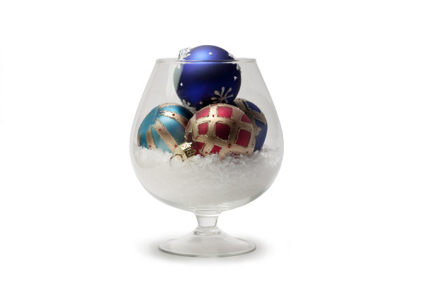 杯子装的圣诞球图片下载