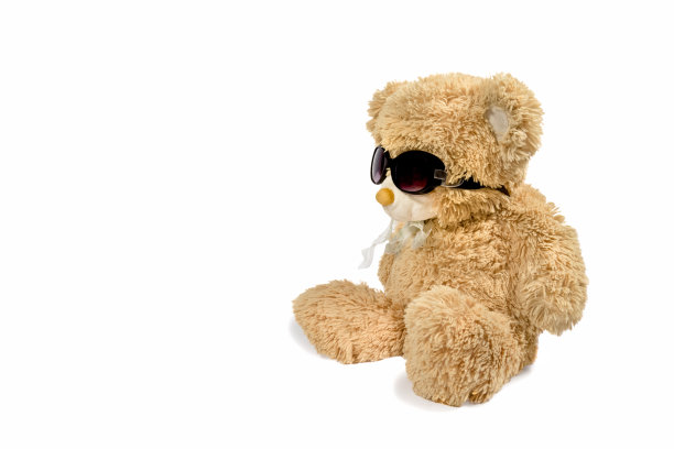 白色背景上戴着太阳镜的泰迪熊图片下载