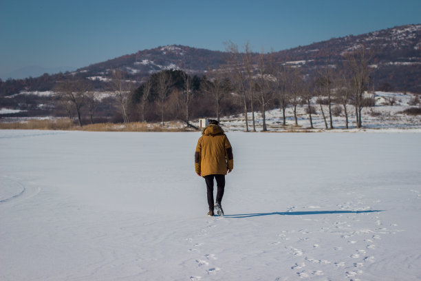 冰湖上的男人图片下载
