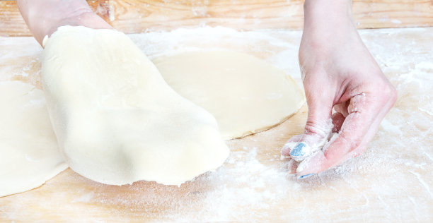 女性用手揉生面团。图片下载
