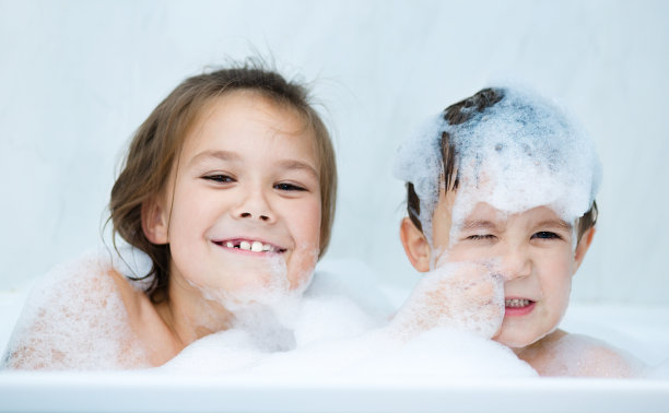 孩子们在浴室洗澡图片下载