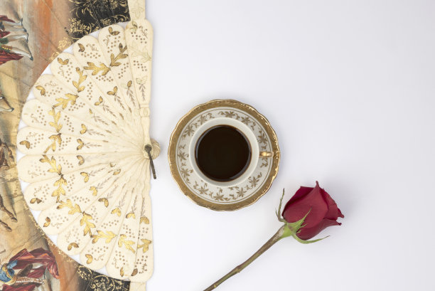 红玫瑰和老扇子咖啡杯图片下载