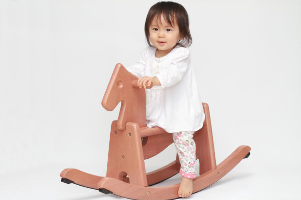 日本小女孩玩木马图片下载