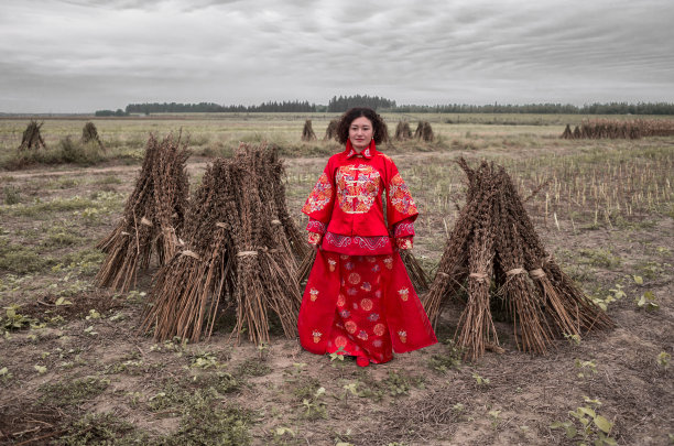 穿着中国传统服装的妇女图片下载
