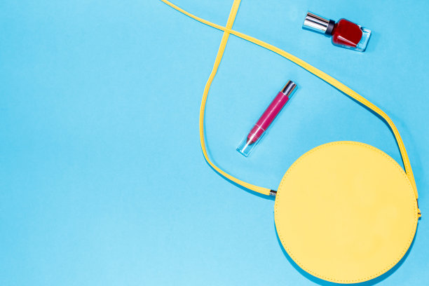 以蓝色为背景的多彩时尚女性夏季配饰系列图片下载