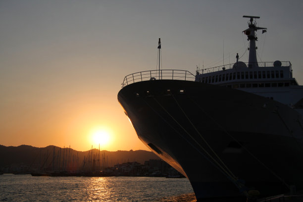 日落时分，土耳其马尔马里斯的游船。图片下载