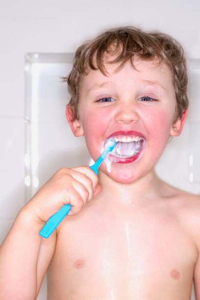 男孩刷牙时，牙膏弄脏了。图片下载