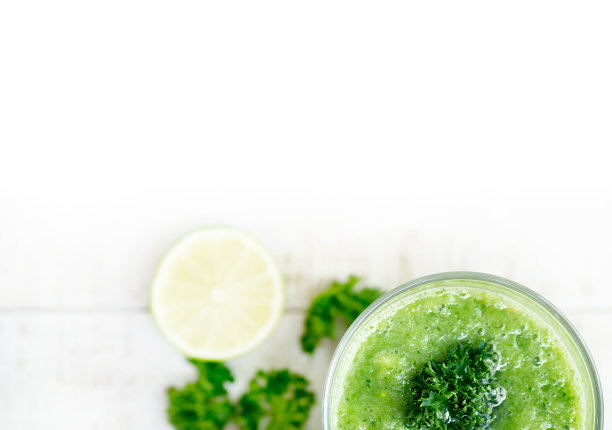 绿色健康饮料，配柠檬和芹菜在木桌上图片下载
