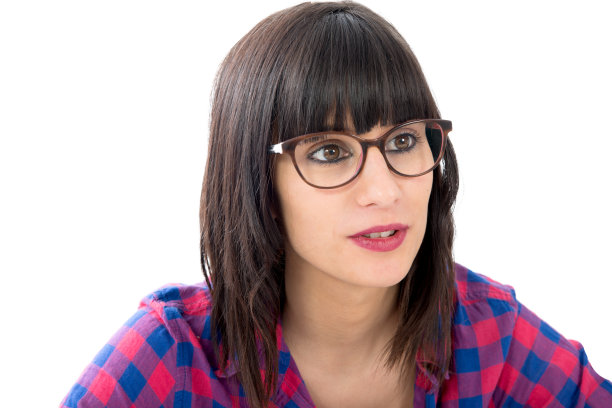 穿着格子衬衫的黑发女孩图片下载