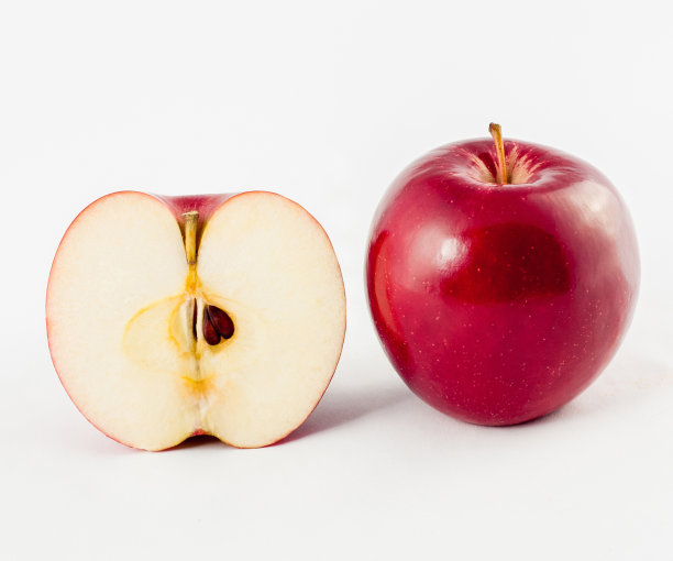 在白色背景上孤立的一排红苹果图片下载