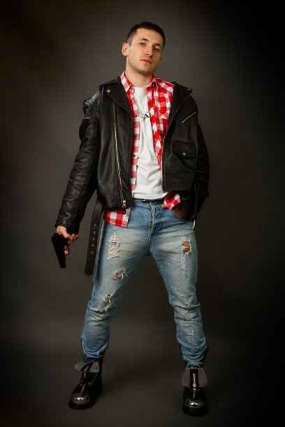 穿皮夹克的男人图片下载