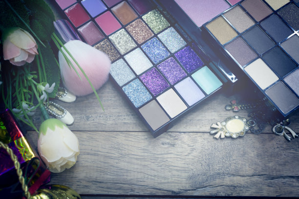 复古美背景自然烟熏和深紫色眼影图片下载