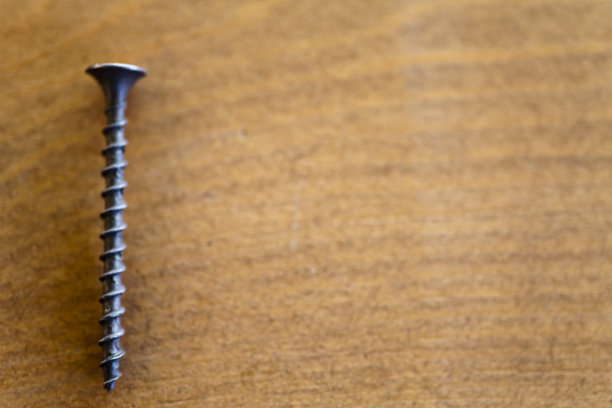 桌子上的螺丝图片下载