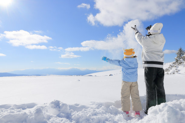 在雪中玩耍素材图片