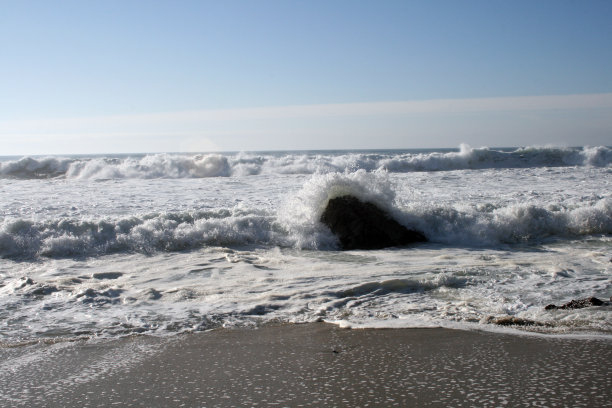 太平洋海浪冲击着海滩图片下载