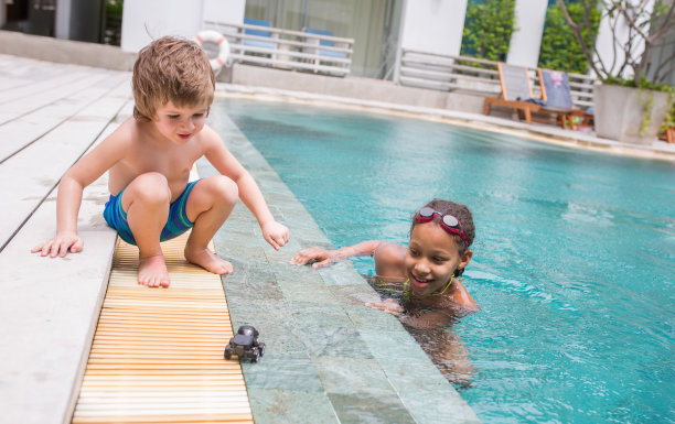 嬉戏的孩子们在游泳池里玩耍。图片下载