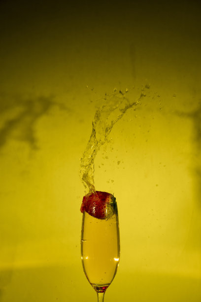 草莓掉在香槟杯里图片下载