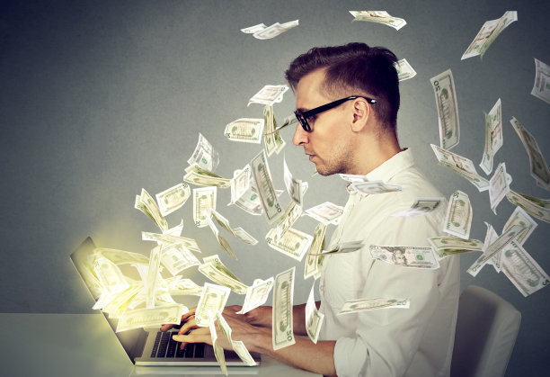 年轻的商人在他的办公桌上使用笔记本电脑图片下载