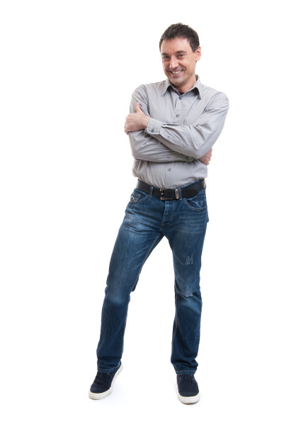 快乐的微笑着的年轻人站得笔直图片下载