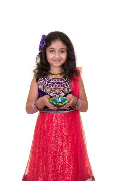 一个拿着灯的小女孩的肖像图片下载