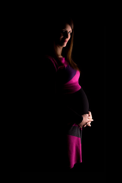 穿着束腰外衣的孕妇的低调肖像图片下载