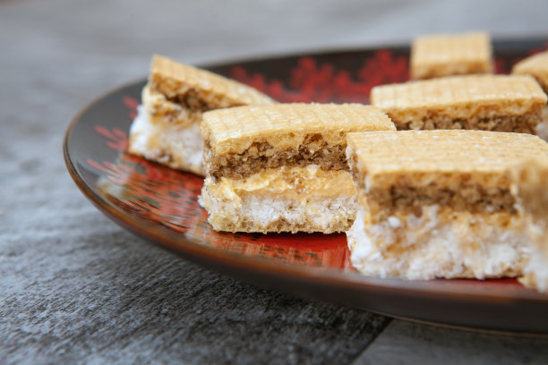 用巧克力和椰子做成的甜饼干图片下载