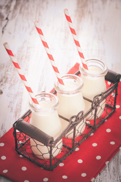 牛奶瓶图片下载