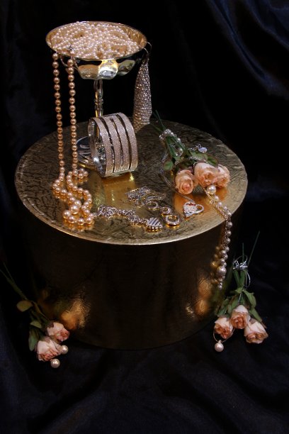 装饰:珠宝、财富、玫瑰图片下载