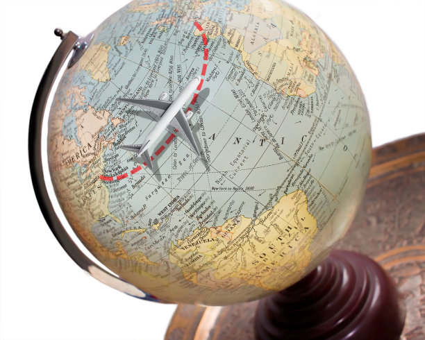 旅行飞行概念。模型飞机复古地球仪。大西洋两岸的度假胜地图片下载