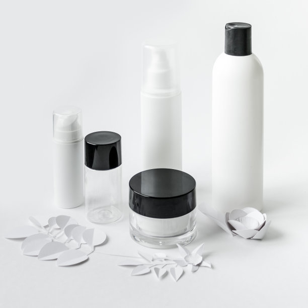 逼真的空白管化妆品。与化妆瓶、烧瓶搭配。管奶油。图片下载