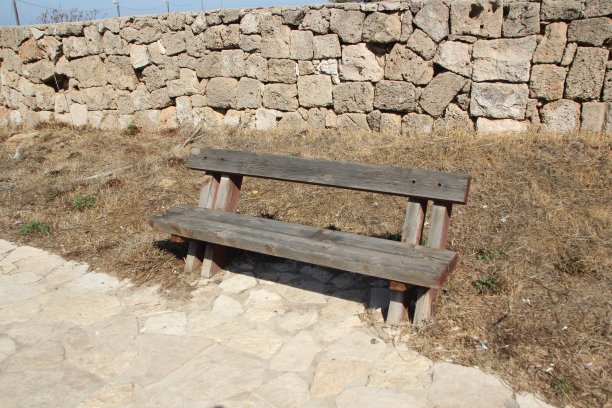 石墙前的木凳图片下载