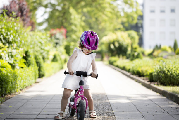 小女孩骑自行车图片下载