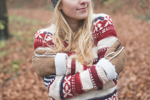 年轻的金发女郎在森林里摆姿势图片下载