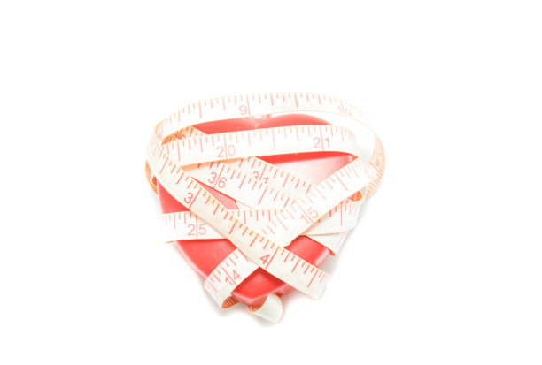 饮食和健康的概念与卷尺，对白背图片下载