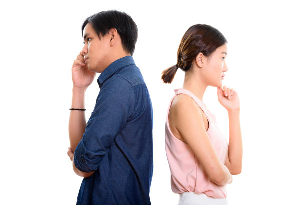 侧面视图的年轻亚洲夫妇一起思考背靠背彼此图片下载