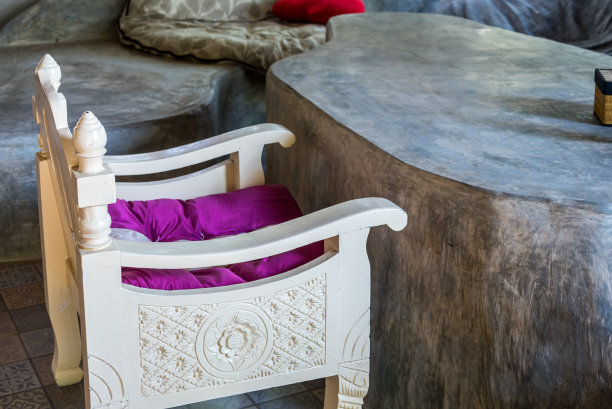 复古扶手椅与水泥桌/家居装饰和装修概念图片下载